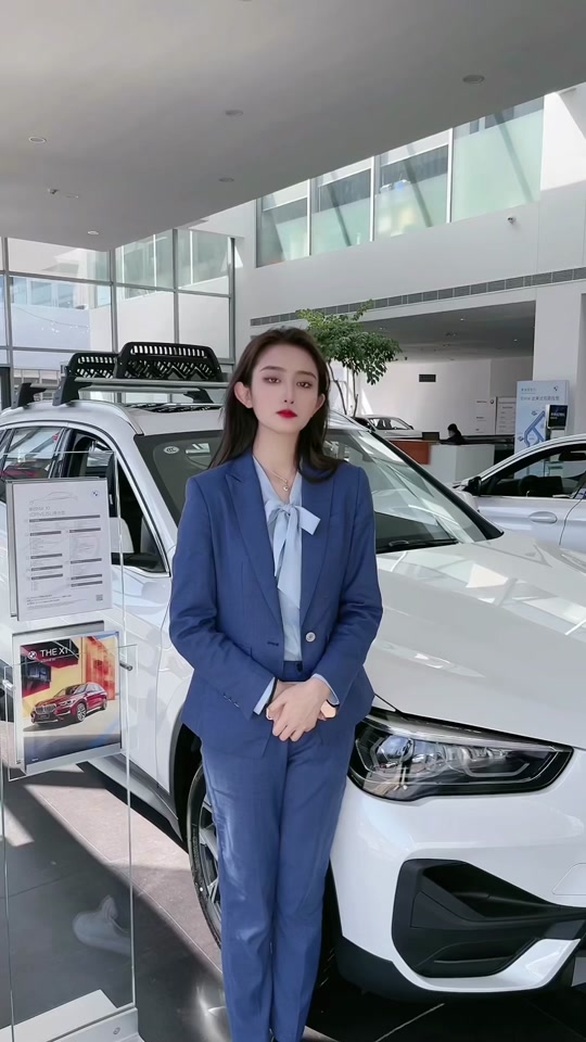 宝马汽车女销售_宝马销售人员