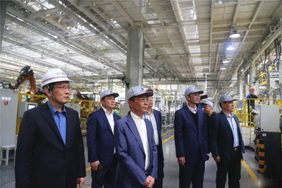 青岛国恩科技董事长王爱国一行到福田汽车诸城厂区参观交流
